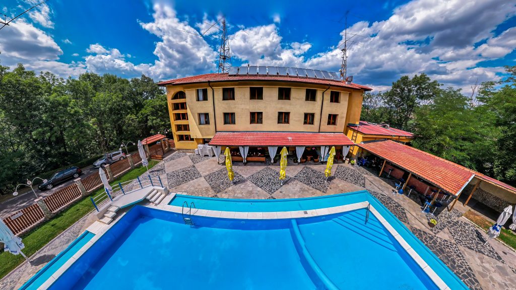 Hotel Bardoto – aerial view of the pool and hotel