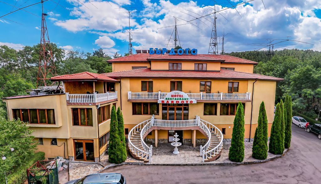 Hotel Bardoto – aerial view of the front of the hotel