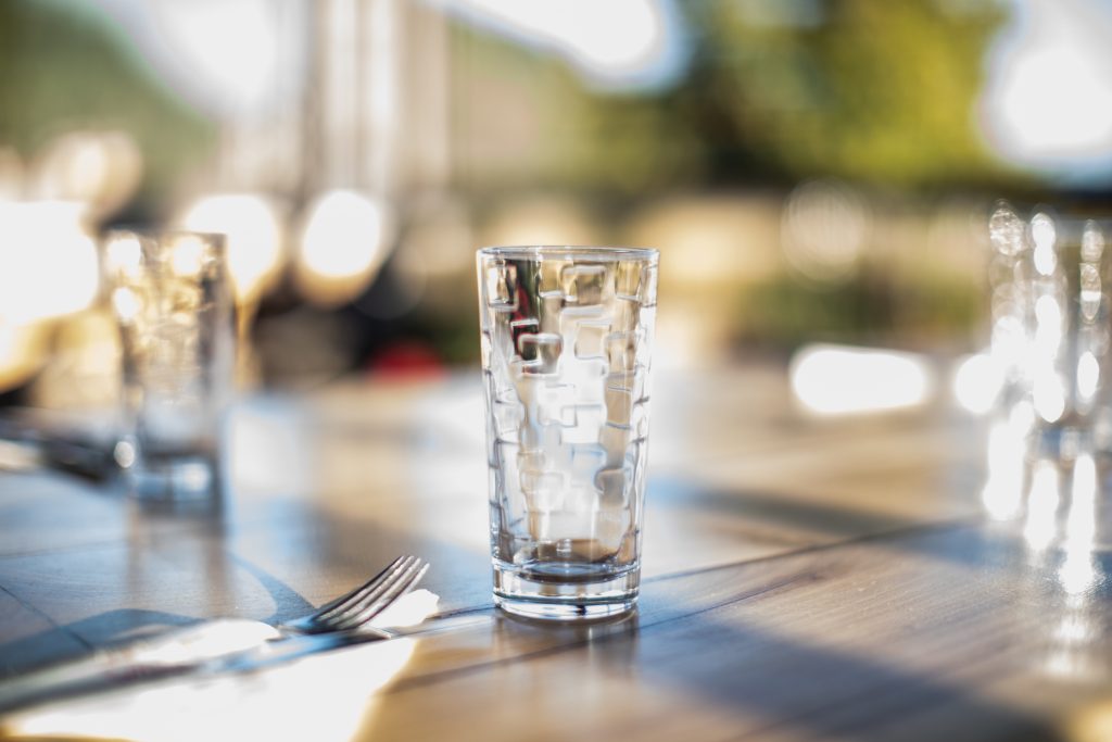 Hotel Uzunski – glasses on a table in the restaurant
