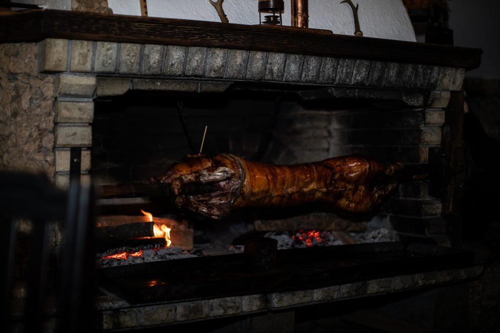 Hotel Uzunski – fireplace with a roast