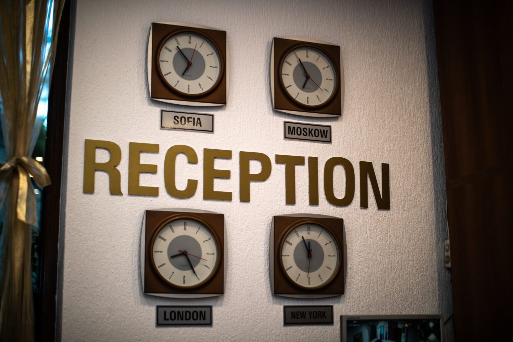 Hotel Uzunski – reception sign and clocks