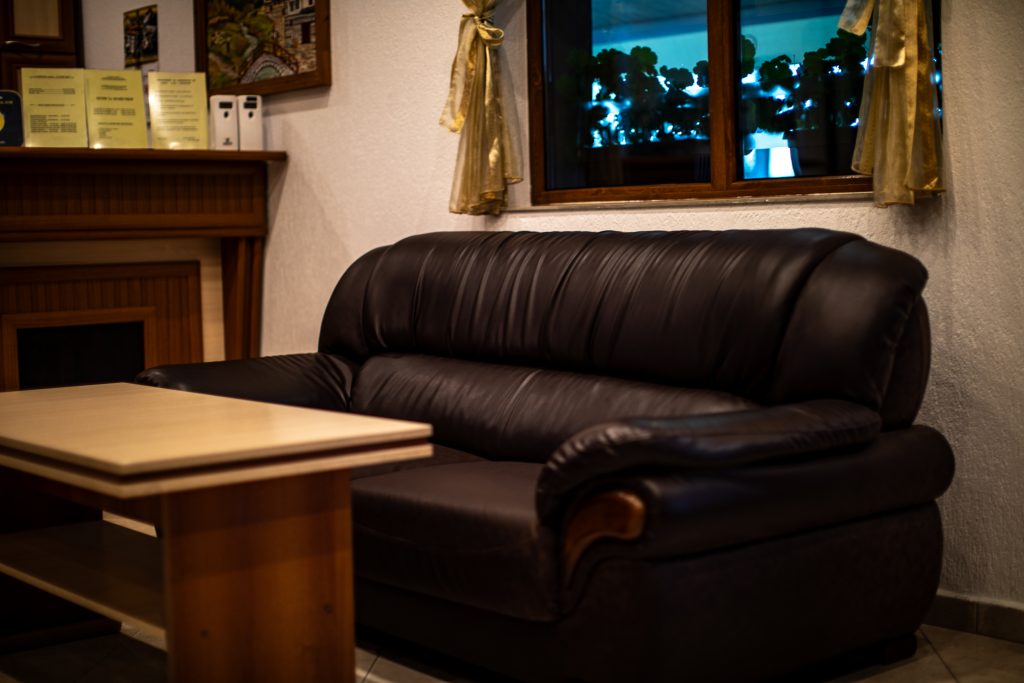 Hotel Uzunski – leather sofas in the lounge